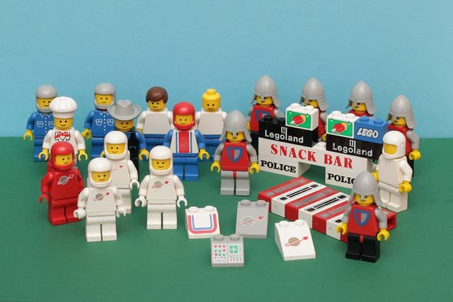 Vintage Lego minifigure lot, 18 figures