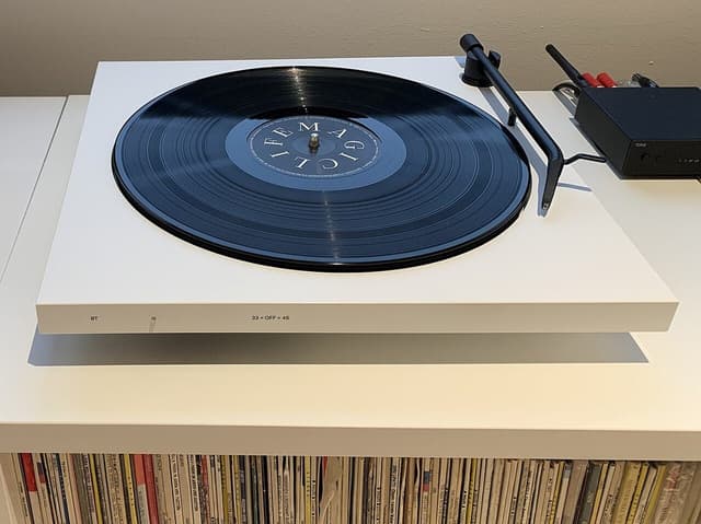 Minimal white turntable with Bluetooth